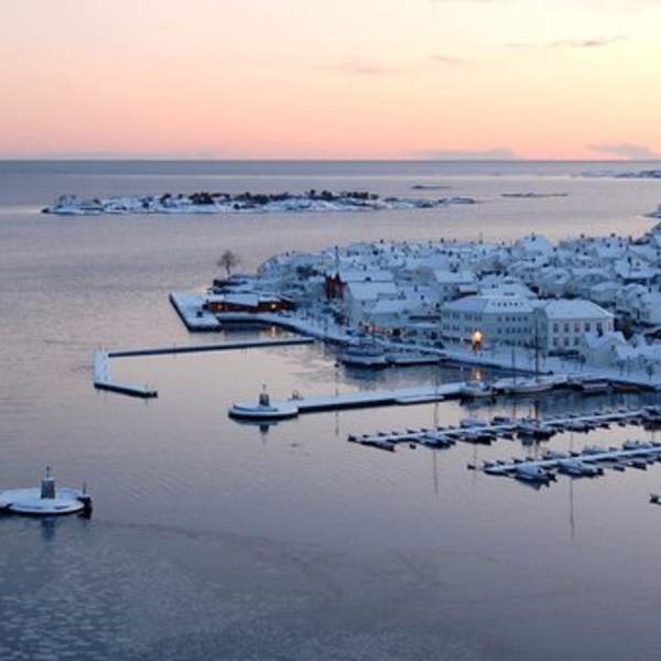 vinter i bukt med båter