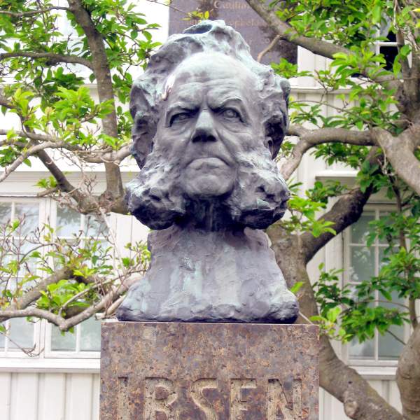 statue