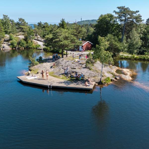 Dronebilde fra 3. stampe i Baneheia med mennesker som bader og soler seg