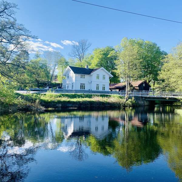 hvitt hus bak dam