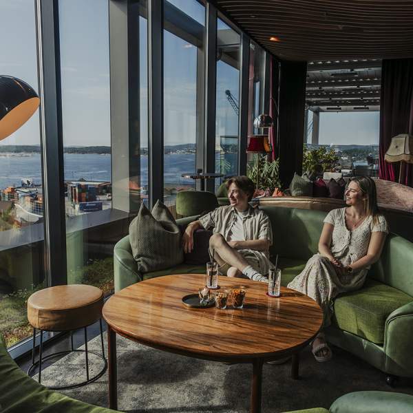To mennesker i sofaen på Club 21, Radisson Blu Caledonien Hotel