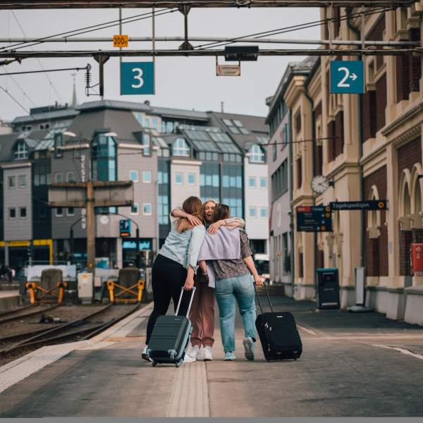 jenter møtes ved toget