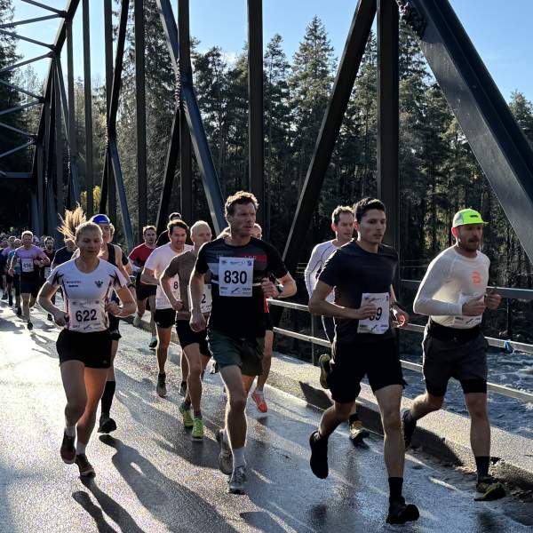 Mennesker løper over bro i Birkenes