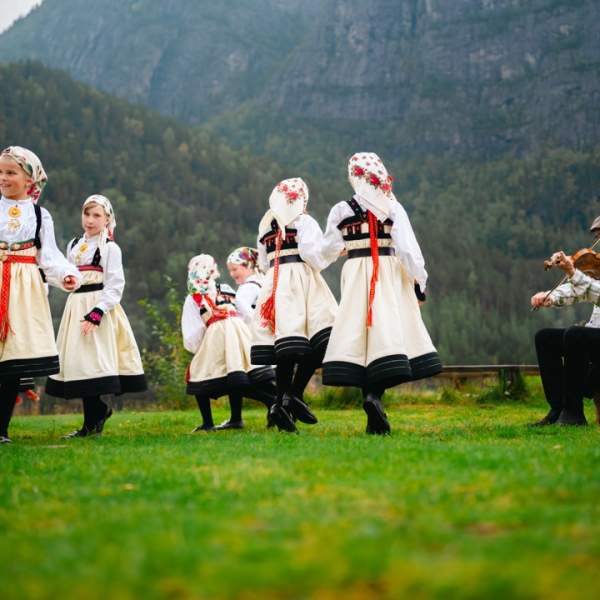 Jenter i bunad som danser gangar