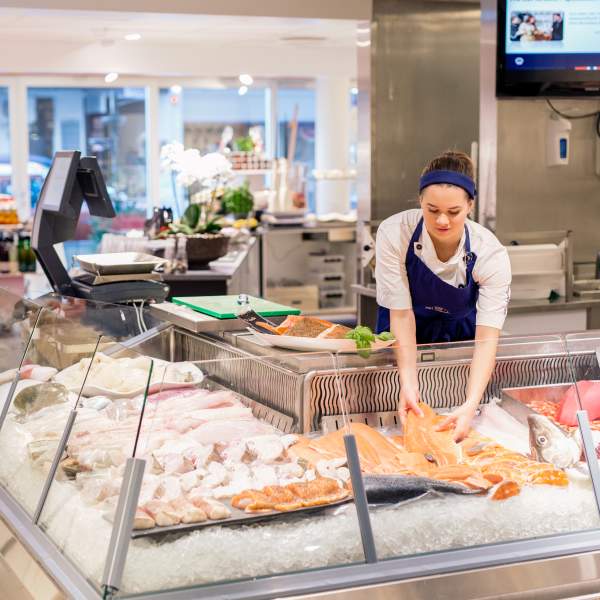 Kaja i fiskediskenhos Reinhartsen i Lillemarkens, Kristiansand
