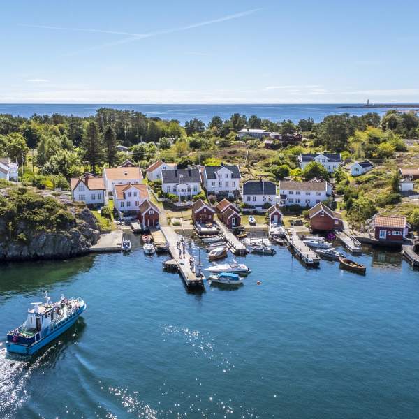 Fergen kjører inn mot Merdø