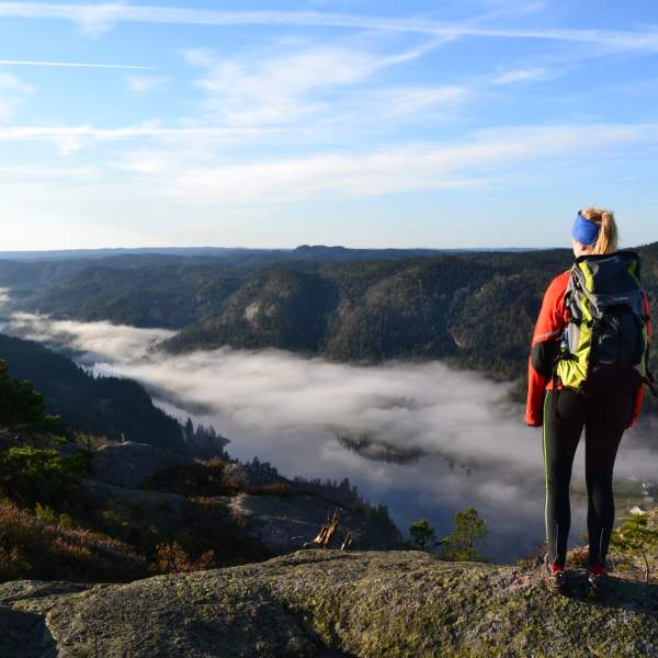 På tur i Birkenes. Ei dame på fjellet