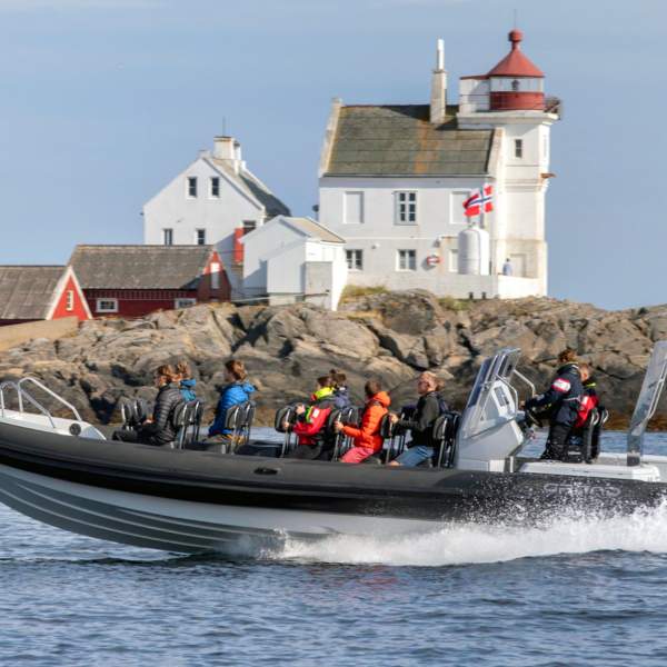 RIB båt med masse mennesker utenfor Oksøy Fyr