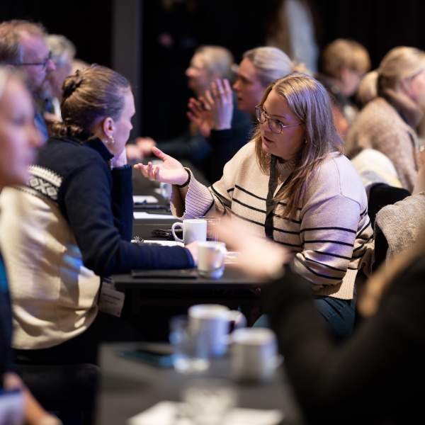 mennesker som snakker sammen