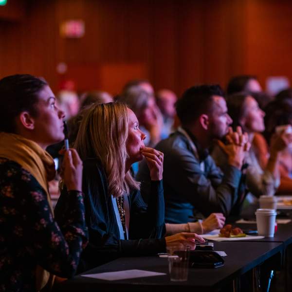 mennesker på konferanse
