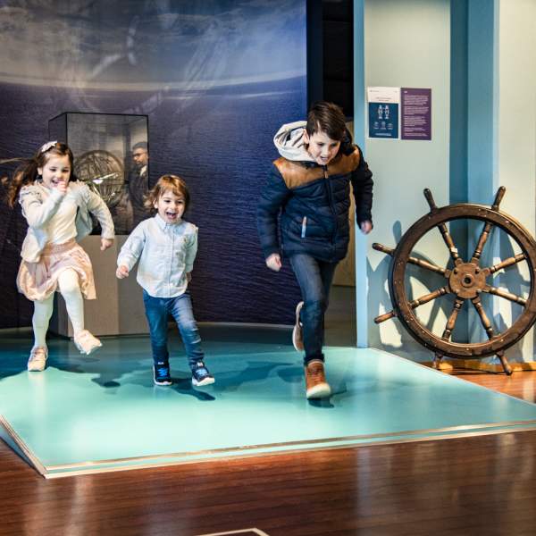 Barn som leker på Sjøfartsmuseet i Aust-Agder