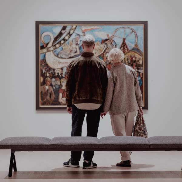 to mennesker som ser på kunst