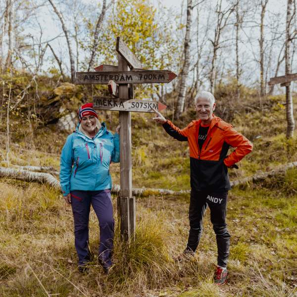 to personer på tur i skogen