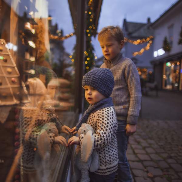 Bilde av barn som titter inn i et butikkvindu