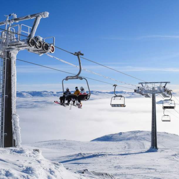 Skiheis med mennesker