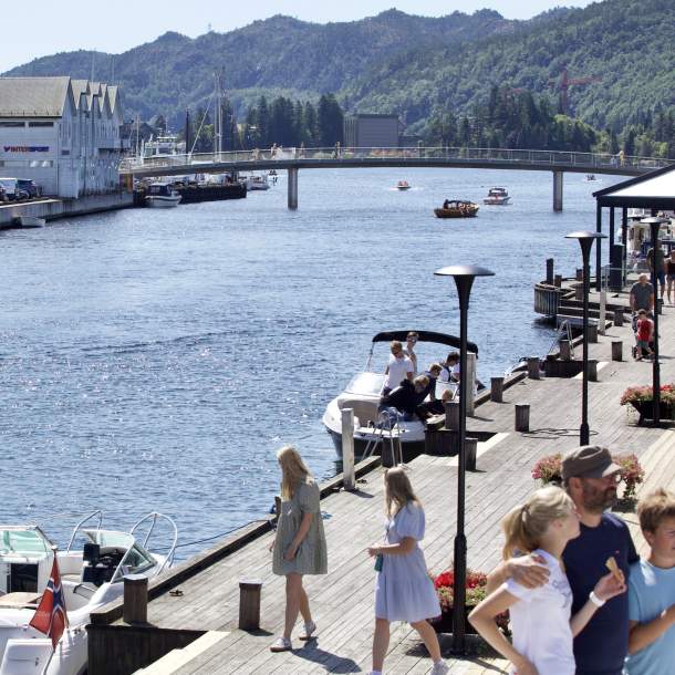 mennesker på elvepromenade