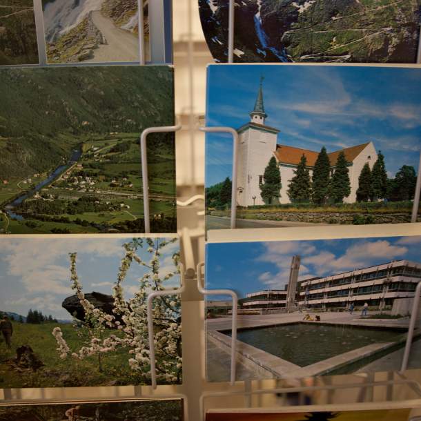 Postkort med motiver fra Lyngdal kirke, gammelt bilde av rådhusparken Lyngdal, samt landskapspostkort.