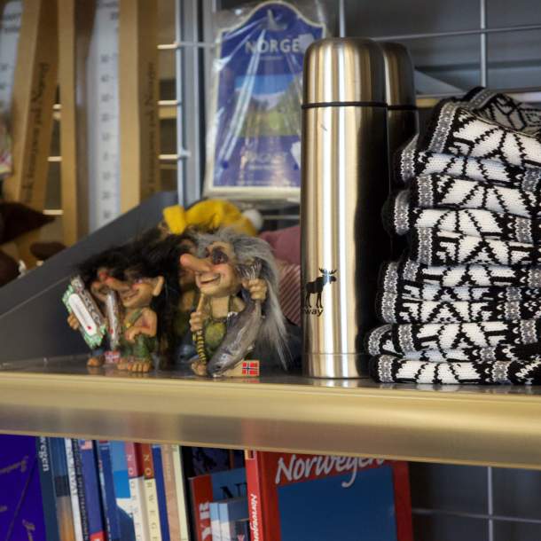 Hyller med trollfigurer, luer og suvenirer med norske flagg eller elg.