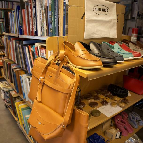 Tradisjonelle Aurlandskoer i brunt, svart og blått utstilt i bokhandelen.