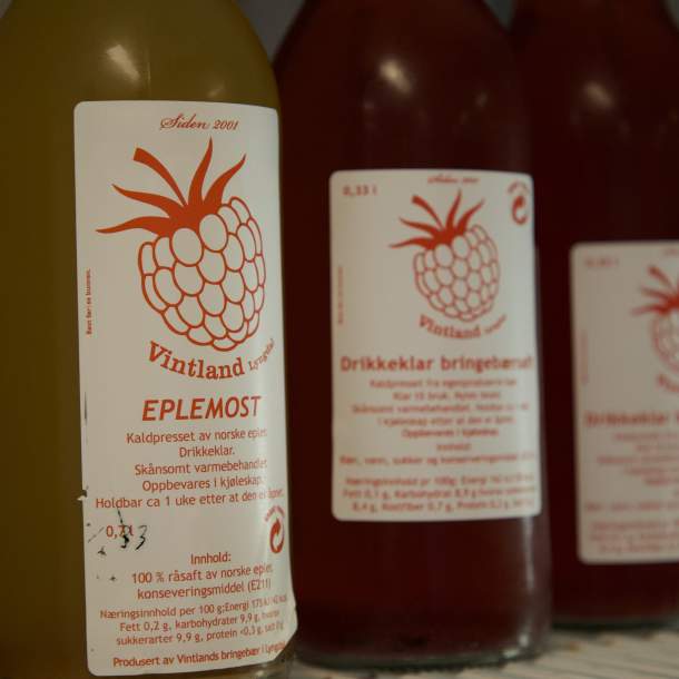 Kortreist smak – fra Lyngdals egen eplemost og bringebærsaft fra Vintland.