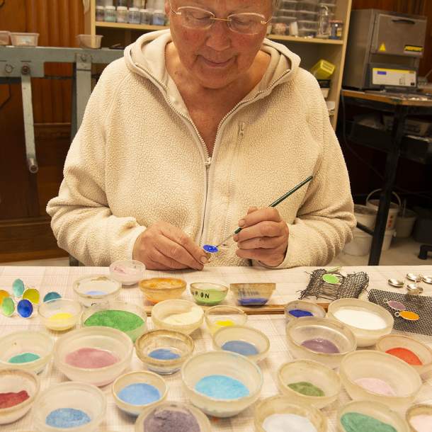 Dame som maler på et verksted