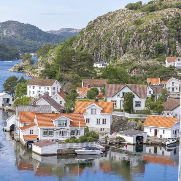 Flere hvite, gamle trehus i en uthavn