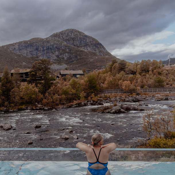 Kvinne ser utover utsikten fra Hovden Fjellbad
