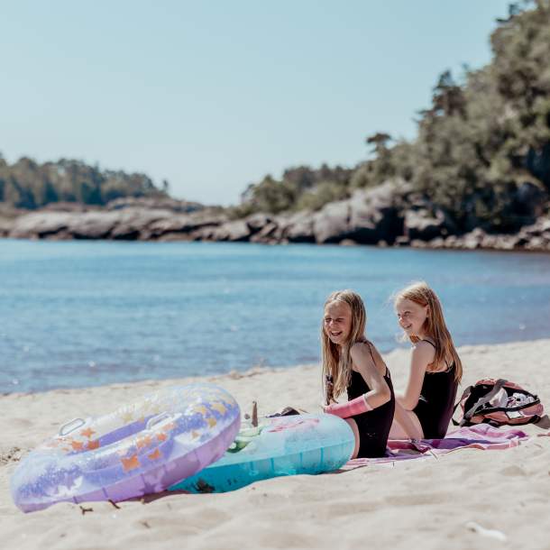 To barn på Sjøsanden i Mandal