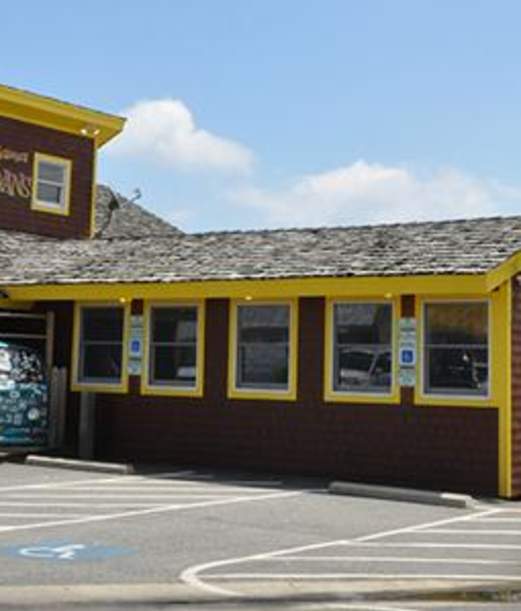 Mama Kwan's Grill & Tiki Bar