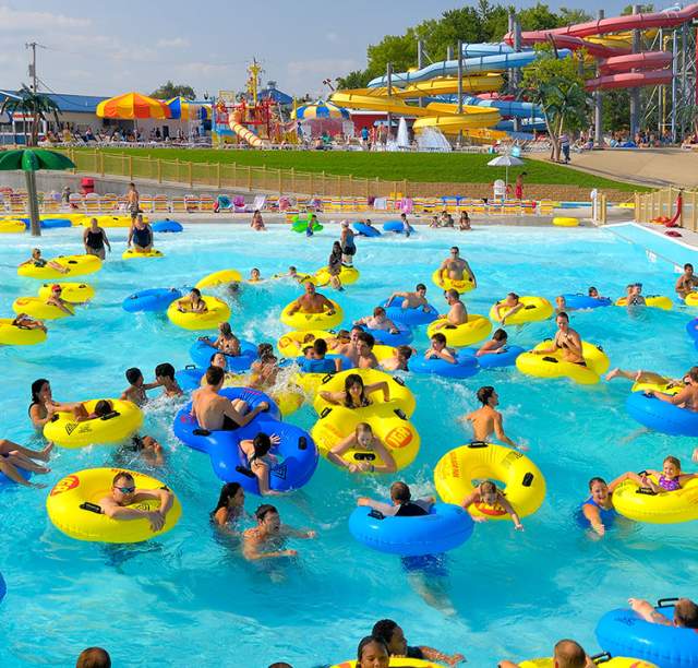 Crowd at the Wave Pool at Beech Bend's Splash Lagoon in Bowling Green, KY