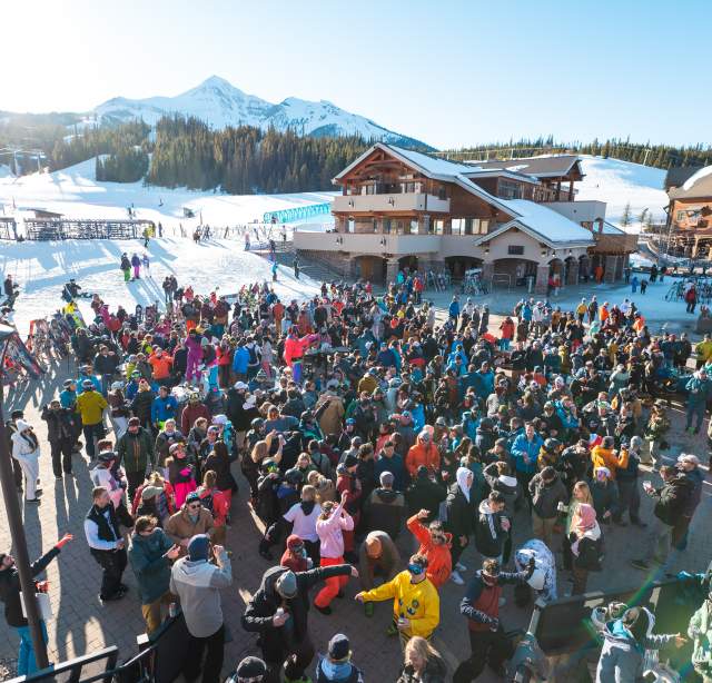 Après Ski in the Mountain Village Plaza