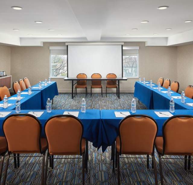 Holiday Inn Express & Suites Belmont