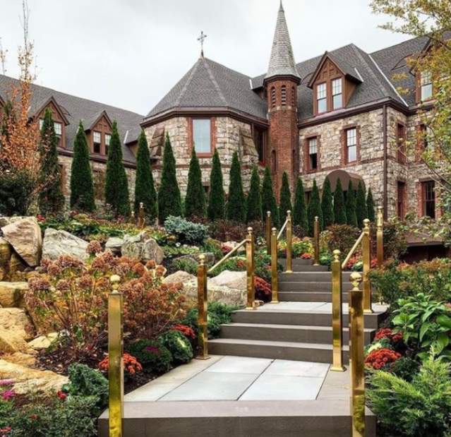 Abbey Inn Fall