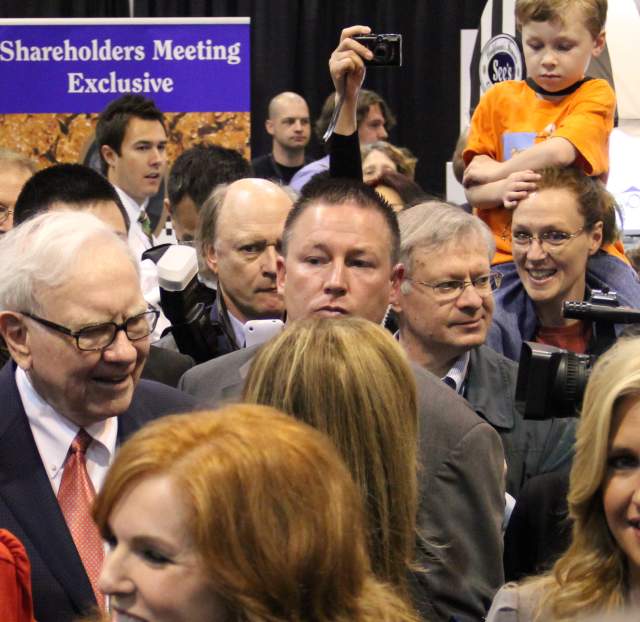 Warren Buffet in a crowd at Berkshire Hathaway Meeting