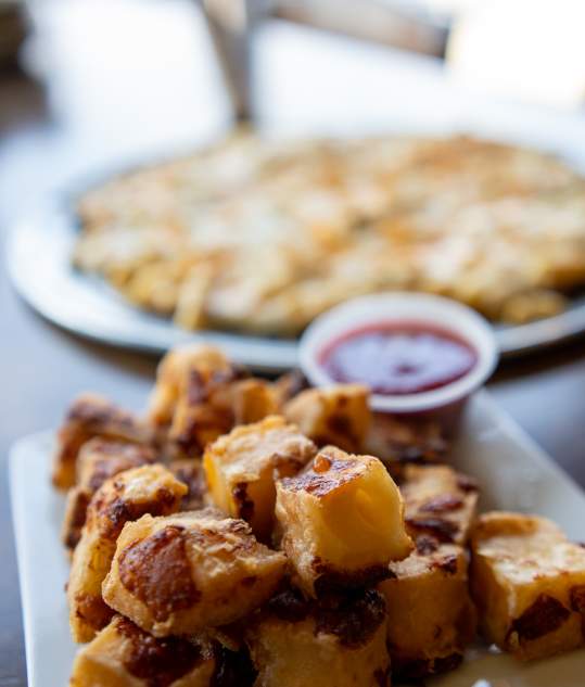 cheese curds and pizza at pizza garden