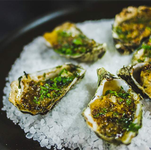 Ostiones Frescos dish