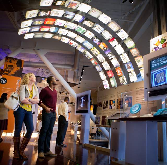 Visitors_Under_The_Software_Arch_Inside_Revolution_Exhibition _Computer_History_Museum_SanMateoCounty_SiliconValley