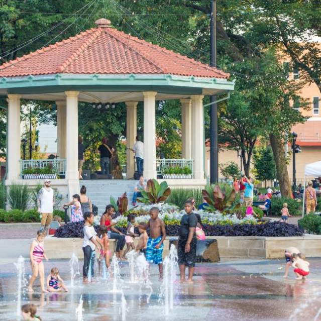 Kids playing in the interactive fountains at Washington Park (photo: CincinnatiUSA.com)