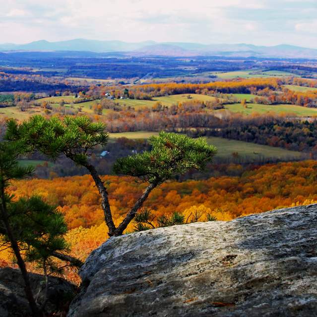 Overlook at Bull Run Mountains with scenic fall foliage