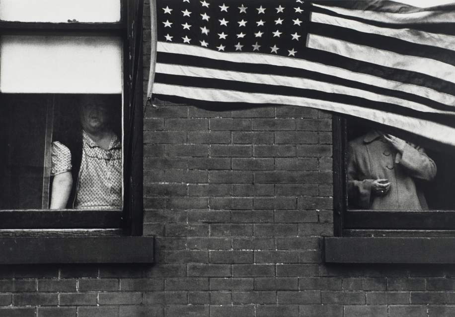アート・デザイン・音楽 Robert Frank's The Americans Looking in Looking In: Robert Frank's The Americans - Robert Frank