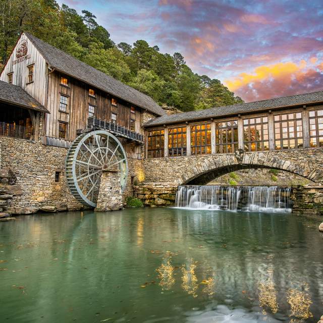 Explore Dogwood Canyon