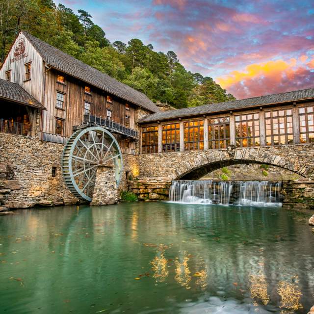 Explore Dogwood Canyon