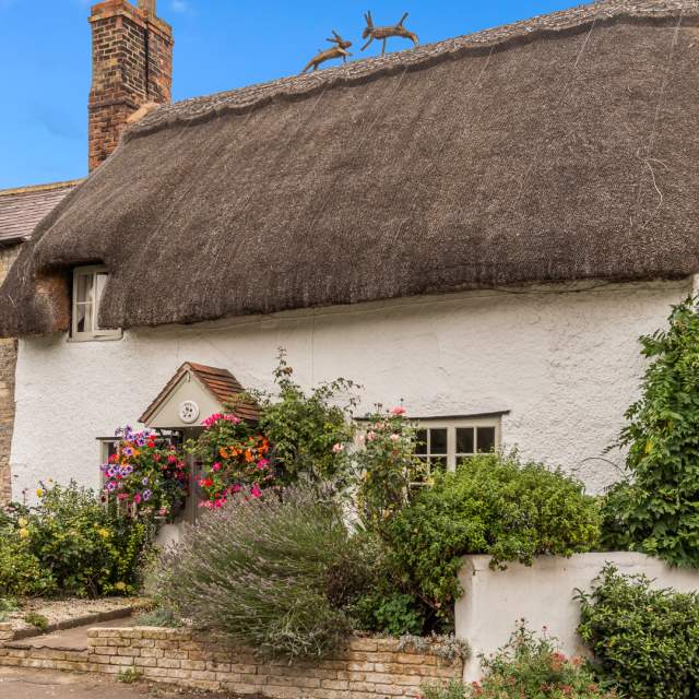 Thatched cottage in blue skies part of Bolthole Retreats