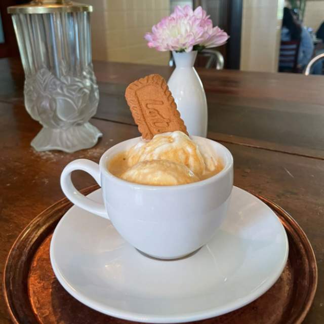 Cookie Lover Affogato Vanilla bean, cookie drizzle, biscoff cookie & espresso