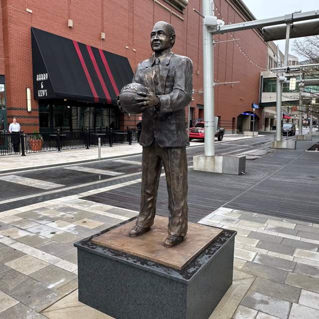 Tom Jernstedt Statue