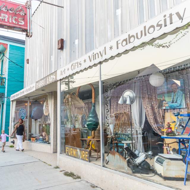 Strolling on Oak Street