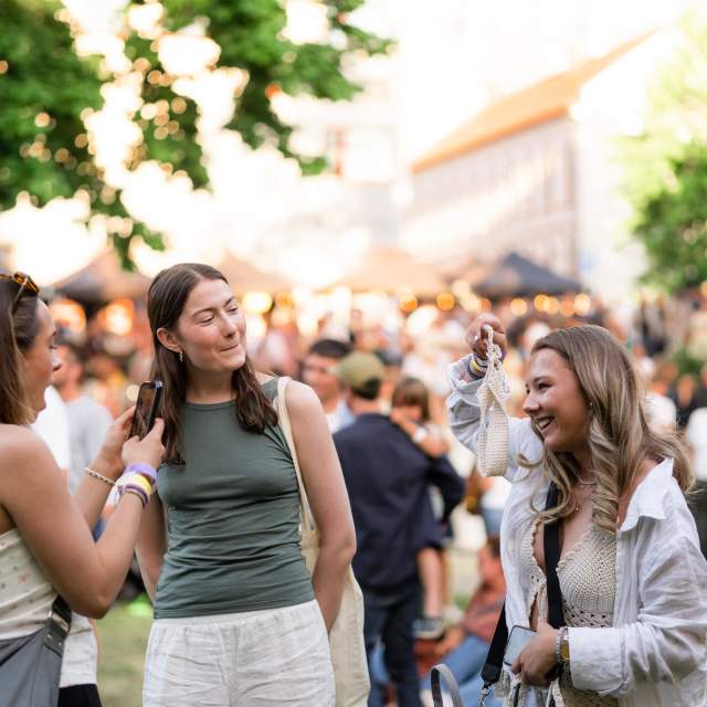 Jenter som koser seg på Lyse Netter festivalen i Moss