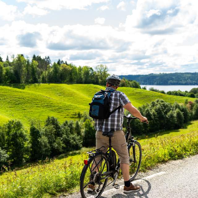 På sykkel i lavinelandskapet ved Sandstangen