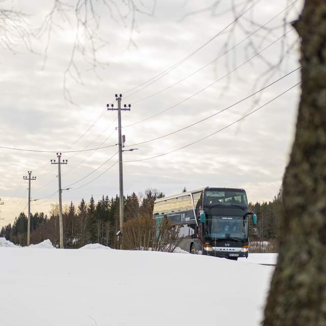 Vy dobbeldekkerbuss i vinterlandskap