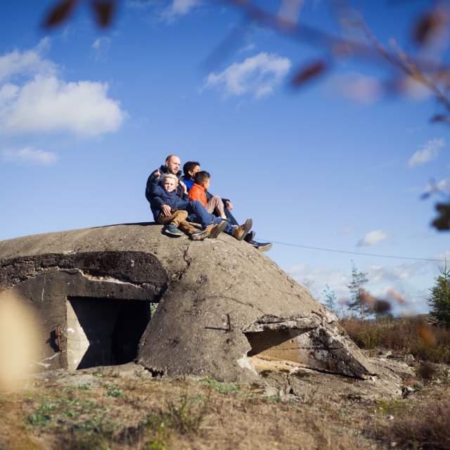 En familie slapper av på en av kanonuttakene på fortet